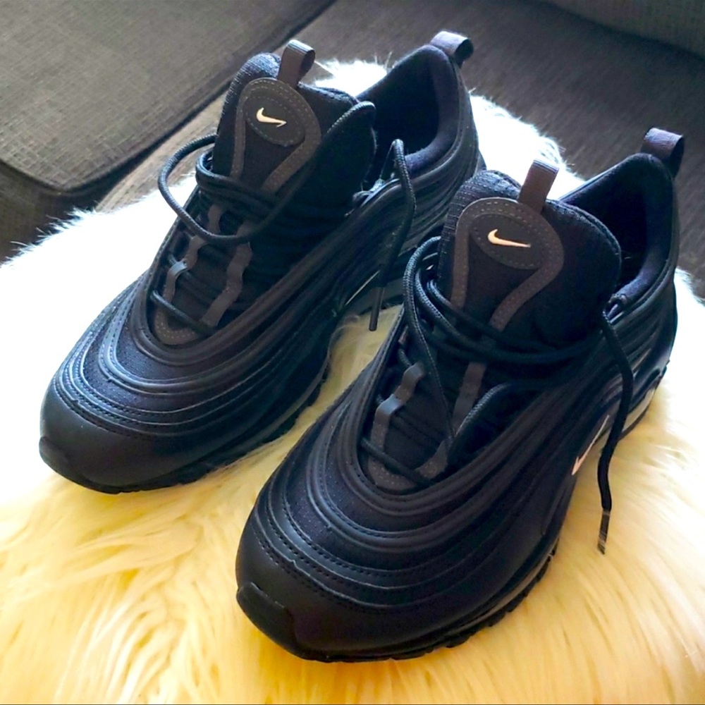 - Nike Air max
